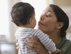 Mamma alle prese con l'inizio dello svezzamento