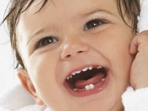 Bambino con denti da latte