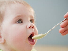 Bambino piccolo che mangia: come capire se il bambino è sazio