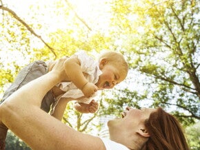 Mamma con bambino sorridente  in braccio