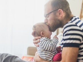 I consigli per il papà su come prenderi cura del suo piccolo