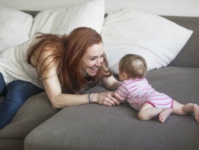 Mamma e neonata giocano insieme a casa