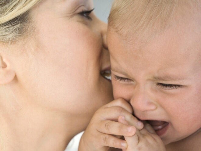 Mamma che culla il suo bambino che piange