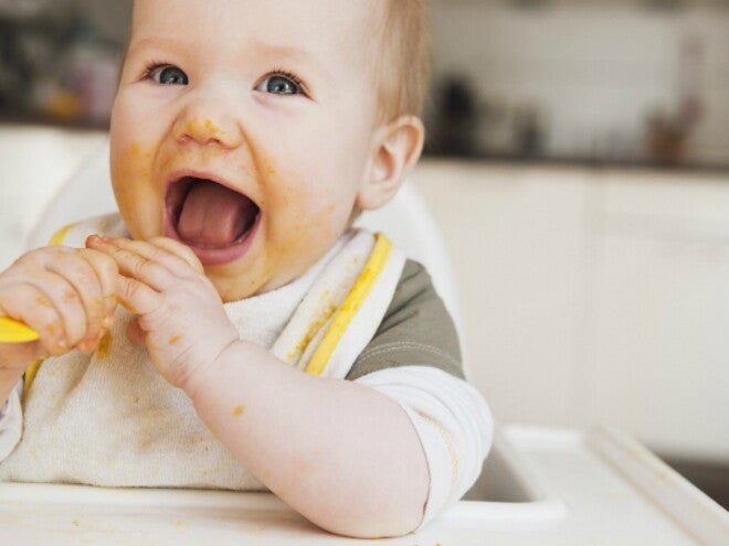 Bambino che segue una corretta alimentazione