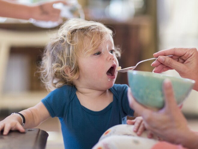 Bambino che fa colazione