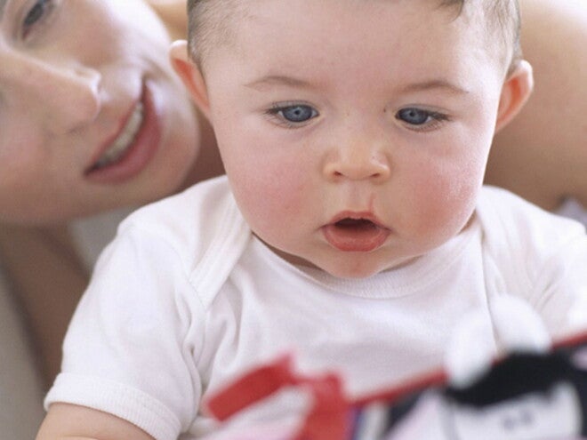 Bambino che legge un libro per l'infanzia