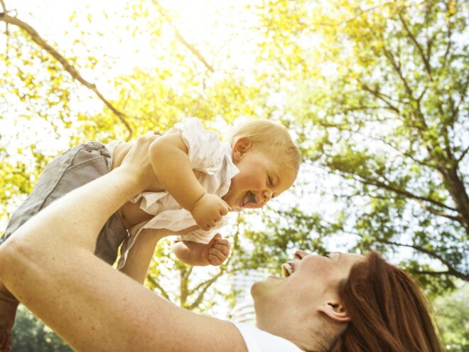 Mamma con bambino sorridente  in braccio